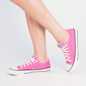 Chuck Taylor All Seasonal Canvas in hot pink